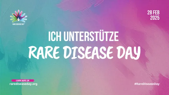 Das Bild zeigt eine bunte Grafik mit einem Farbverlauf von Türkis nach Lila im Hintergrund. Oben links ist das Logo des Rare Disease Day zu sehen, das drei stilisierte Handabdrücke in den Farben Grün, Pink und Blau zeigt. In der Mitte der Handabdrücke formt sich ein kleiner stilisierter Mensch in Weiß. Rechts oben steht in weißer Schrift „28 FEB 2025“. Zentral im Bild steht in weißer Schrift „ICH UNTERSTÜTZE“ und darunter „RARE DISEASE DAY“ in einer handschriftlichen Schriftart. Unten links befindet sich der Text „LEARN MORE ON rarediseaseday.org“ in Pink und Weiß. Unten rechts ist der Hashtag „#RareDiseaseDay“ in Weiß abgebildet.